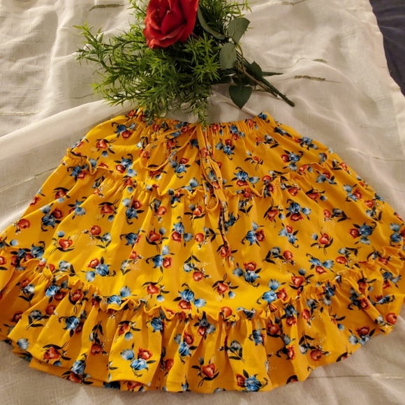 Matching crop top and skirt set. - Picture 3 of 3